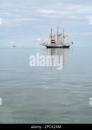 Coupe-monde traditionnel à trois mâts, naviguant sur le lac calme d'Ijsselmeer, aux pays-Bas Banque D'Images