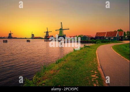 Coucher du soleil au-dessus des maisons et moulins à vent de Zaanse Schans aux Pays-Bas Banque D'Images