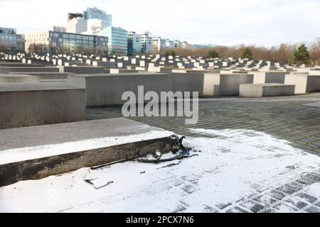 14 mars 2023, Berlin: Des débris de la voiture qui s'est écrasée dans une stèle basse du Mémorial de l'Holocauste mardi soir se trouvent sur les lieux de l'accident. Le célèbre Mémorial de l'Holocauste à Berlin a été endommagé par l'impact d'une voiture. La voiture a frappé le bloc bas du Mémorial aux Juifs assassinés d'Europe près de la porte de Brandebourg avec une grande force mardi soir. Selon le rapport, trois hommes avaient fui la police dans la voiture vers 3 h 30, puis ils ont fui la route. Les suspects ont tenté de s'échapper à pied après l'accident, mais ont été arrêtés par la police après un court moment. Le matin, le Banque D'Images