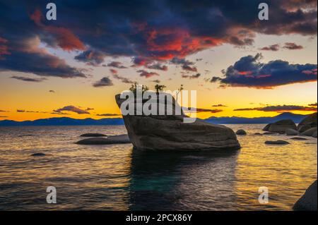 Coucher de soleil spectaculaire sur le rocher Bonsai du lac Tahoe, Nevada Banque D'Images