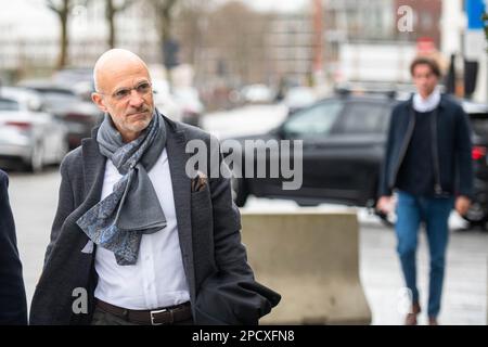 L'avocat John Maes arrive à une session de l'affaire devant la cour d'appel d'Anvers, une remarque du juge pendant le procès de Hasselt, contre 18 membres de l'association des étudiants de Reuzegom pour le décès de Sanda Dia, à Anvers, le mardi 14 mars 2023. Sanda Dia, 20 ans, est mort d'un échec d'organe après le rituel du baptême d'un étudiant. La présidente de Hasselt avait noté qu'elle n'avait été prise que pour juger les accusations qui portaient sur les faits de 5 décembre 2018 à Vorselaar. Il a été noté sur le dossier de la cour que les faits commis depuis l'éveil des puits à Louvain jusqu'au départ de TH Banque D'Images