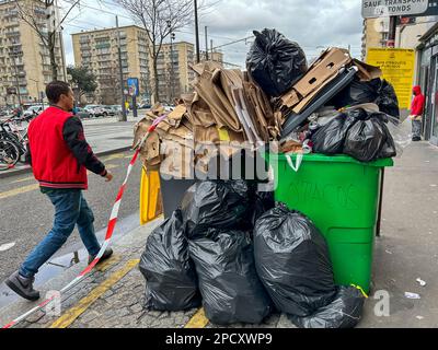 Paris, France, scène de rue, Homme marchant par, Centre-ville, déchets empilés, pendant la grève du travail de l'assainissement, hygiène français Banque D'Images