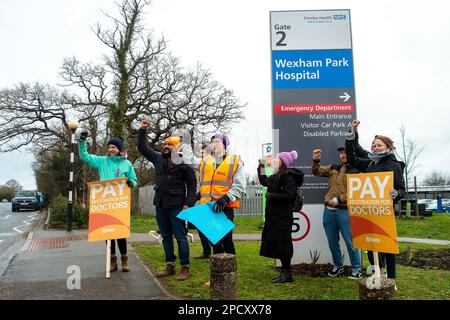 Slough, Berkshire, Royaume-Uni. 14th mars 2023. Les jeunes médecins picketing à l'extérieur de l'hôpital de Withm Park à Slough Berkshire le deuxième jour de la grève de 72 heures des jeunes médecins sur la paie, les pensions et les conditions de travail. Les consultants et les médecins seniors devraient fournir une couverture, mais de nombreux rendez-vous d'hôpital prévus sont annulés dans toute l'Angleterre. Crédit : Maureen McLean/Alay Live News Banque D'Images