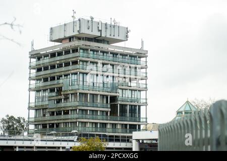 Slough, Berkshire, Royaume-Uni. 14th mars 2023. Les jeunes médecins faisaient du piquetage à l'extérieur de l'hôpital de Witham Park à Slough Berkshire le deuxième jour de la grève de 72 heures des jeunes médecins sur les salaires, les pensions et les conditions de travail aujourd'hui, les consultants et les médecins seniors devraient fournir une couverture, mais de nombreux rendez-vous d'hôpital prévus sont annulés dans toute l'Angleterre. Crédit : Maureen McLean/Alay Live News Banque D'Images