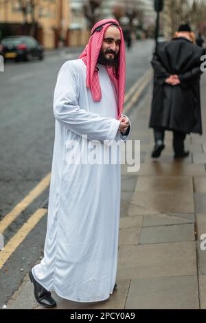 Un homme habillé comme un arabe à Purim, le juif Mardi gras à Londres. Banque D'Images