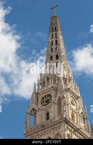 La flèche droite de la cathédrale de Zagreb le deuxième plus haut bâtiment de Croatie et aussi le plus monumental édifice sacré de style gothique au sud Banque D'Images