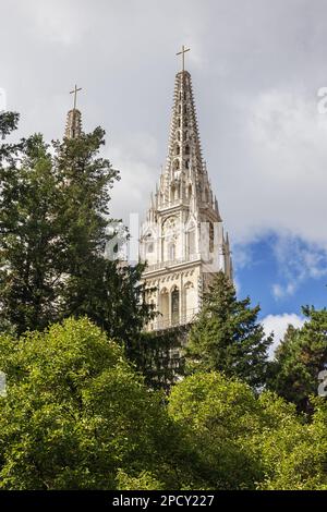 Les deux flèches de la cathédrale de Zagreb le deuxième plus haut bâtiment de Croatie, vu du parc de Rignjak Banque D'Images