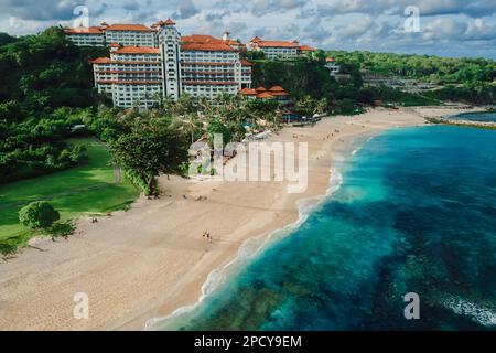 Plage tropicale avec hôtel de luxe et océan dans l'île de Bali. Vue aérienne Banque D'Images