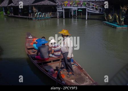 Pattaya, Thaïlande - 21 décembre 2022: Marché flottant de Pattaya Banque D'Images
