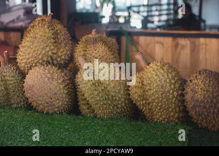 Pattaya, Thaïlande - 21 décembre 2022: Fruits duriens, fruits asiatiques tropicaux connus pour sa mauvaise odeur, marché flottant de Pattaya Banque D'Images