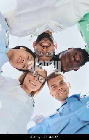 GROUPE DE STAGIAIRES MULTINATIONAUX SOURIANT Banque D'Images