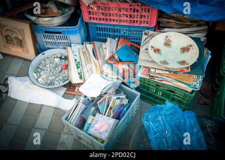 Une pile de disques vinyles et de disques musicaux au marché aux puces, Jaffa Israel Banque D'Images