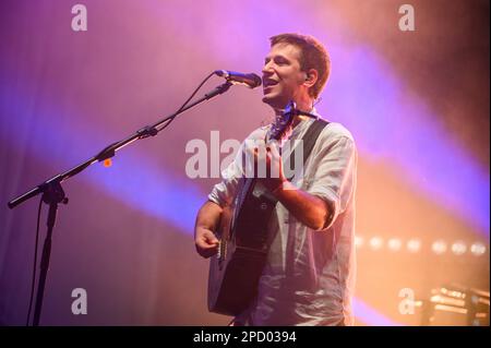 Collengo, Torino, Italie, 15 juillet 2022, Eugenio dans via Di Gioia se produit au Festival des fleurs lors de la tournée 'Amore e Rivoluzione', Andrea Pellegrini/Alay Banque D'Images