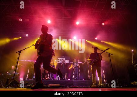 Collengo, Torino, Italie, 15 juillet 2022, Eugenio dans via Di Gioia se produit au Festival des fleurs lors de la tournée 'Amore e Rivoluzione', Andrea Pellegrini/Alay Banque D'Images