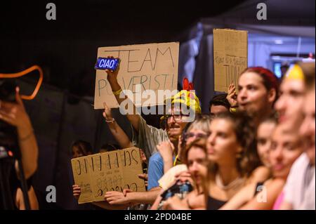 Collengo, Torino, Italie, 15 juillet 2022, Eugenio dans via Di Gioia se produit au Festival des fleurs lors de la tournée 'Amore e Rivoluzione', Andrea Pellegrini/Alay Banque D'Images