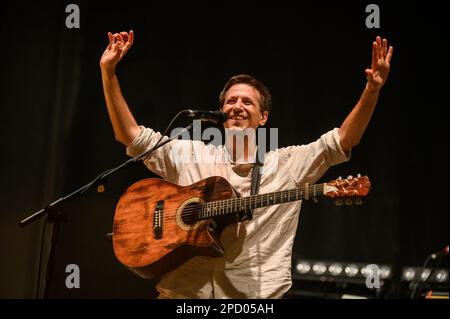 Collengo, Torino, Italie, 15 juillet 2022, Eugenio dans via Di Gioia se produit au Festival des fleurs lors de la tournée 'Amore e Rivoluzione', Andrea Pellegrini/Alay Banque D'Images