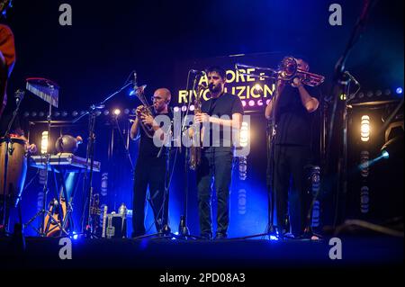 Collengo, Torino, Italie, 15 juillet 2022, Eugenio dans via Di Gioia se produit au Festival des fleurs lors de la tournée 'Amore e Rivoluzione', Andrea Pellegrini/Alay Banque D'Images