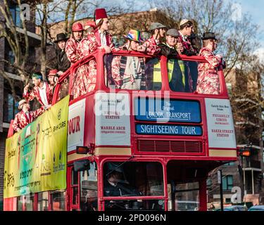 Montez à bord du bus rouge de Londres à Purim, dans la Stamford Hill de Londres. Banque D'Images