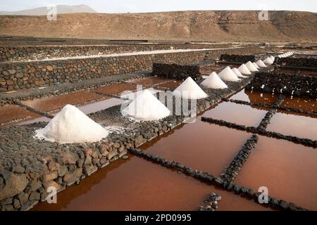 Des piles de sel récoltées pour l'exposition des derniers chars à salinas de janubio salines plates Lanzarote, îles Canaries, Espagne Banque D'Images