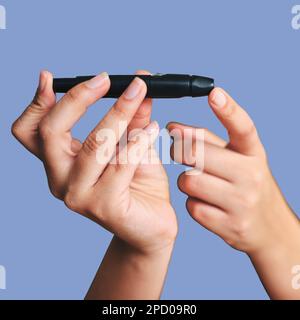 Mains, femme et stylo à sucre dans le sang pour le diabète dans les soins de santé, les tests médicaux ou la médecine diabétique. Les doigts, l'insuline poke et vérifier la présence de glucose Banque D'Images