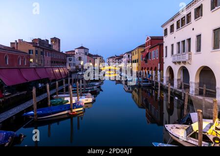 Chioggia,Vénétie,Italie, 05 mars 2023 : Chioggia paysage urbain dans la lagune de Venise avec étroit canal d'eau de Vena avec des bateaux colorés parmi les anciens bâtiments Banque D'Images