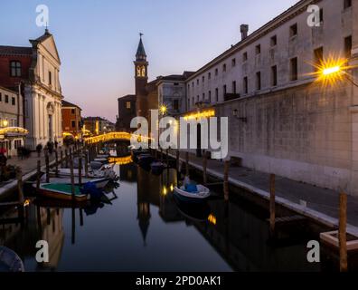 Chioggia,Vénétie,Italie, 05 mars 2023 : Chioggia paysage urbain dans la lagune de Venise avec étroit canal d'eau de Vena avec des bateaux colorés parmi les anciens bâtiments Banque D'Images
