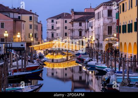 Chioggia,Vénétie,Italie, 05 mars 2023 : Chioggia paysage urbain dans la lagune de Venise avec étroit canal d'eau de Vena avec des bateaux colorés parmi les anciens bâtiments Banque D'Images