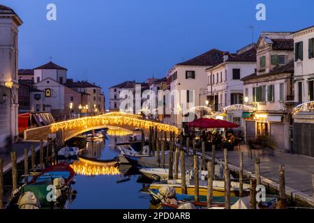 Chioggia,Vénétie,Italie, 05 mars 2023 : Chioggia paysage urbain dans la lagune de Venise avec étroit canal d'eau de Vena avec des bateaux colorés parmi les anciens bâtiments Banque D'Images