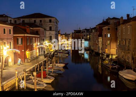 Chioggia,Vénétie,Italie, 05 mars 2023 : Chioggia paysage urbain dans la lagune de Venise avec étroit canal d'eau de Vena avec des bateaux colorés parmi les anciens bâtiments Banque D'Images