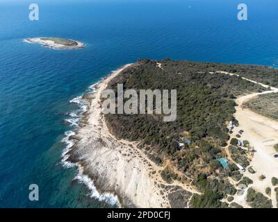 Tir de drone sur le cap Kamenjak, une zone naturelle protégée à l'extrémité sud de la péninsule d'Istrie en Croatie, en Europe Banque D'Images