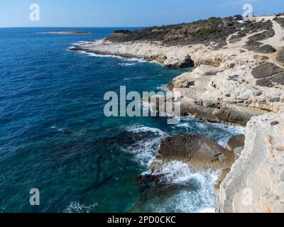 Tir de drone sur le cap Kamenjak, une zone naturelle protégée à l'extrémité sud de la péninsule d'Istrie en Croatie, en Europe Banque D'Images