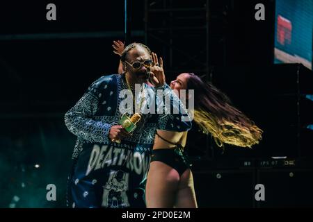 Le légendaire rappeur Snoop Dogg fait tomber la maison à Auckland, dans cette photo dynamique de concert. Un must pour toute publication musicale, salle de concert. Banque D'Images