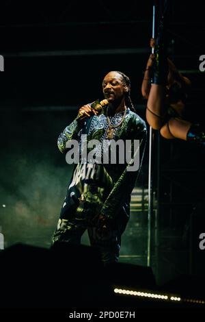 Le légendaire rappeur Snoop Dogg fait tomber la maison à Auckland, dans cette photo dynamique de concert. Un must pour toute publication musicale, salle de concert. Banque D'Images