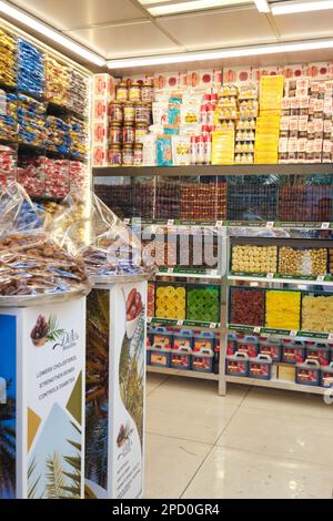 Vue sur la grande variété de dates, fruits secs disponibles dans des boîtes-cadeaux. À cette date, marché des fruits secs à Abu Dhabi, Émirats arabes Unis. Banque D'Images