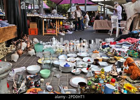 TEL AVIV, ISRAËL - 2 NOVEMBRE 2022 : les gens visitent le marché aux puces de Jaffa, également connu sous le nom de Shuk Hapishpishim à tel Aviv, Israël. Tel Aviv est l'économique et Banque D'Images