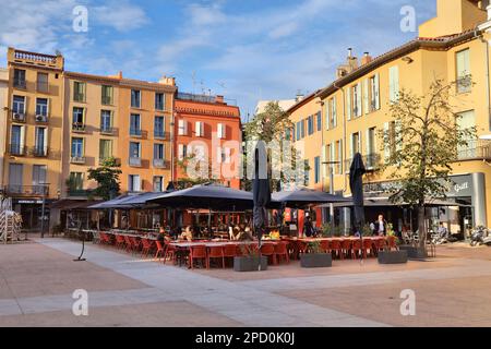 PERPIGNAN, FRANCE - 4 OCTOBRE 2021 : les gens visitent la place principale de la République dans la ville-préfecture de Perpignan, dans le sud de la France. Banque D'Images