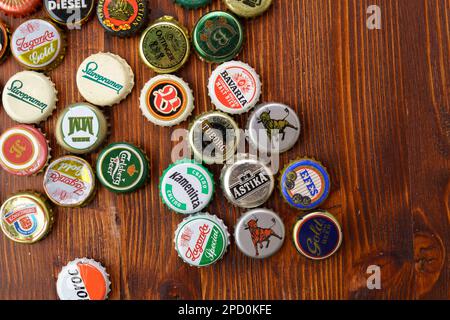 Tyumen, Russia-15 février 2023 : ensemble de bouchons de bière. Un mélange de différents bouchons de bouteille de bière Banque D'Images