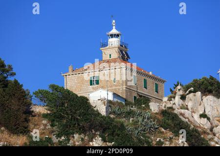 Île inhabitée sur la mer Adriatique.Phare de Susac près de l'île de Lastovo en Croatie. Banque D'Images