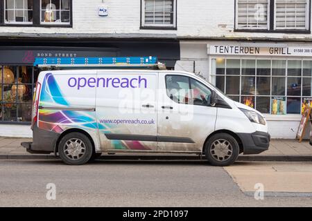 Camionnette Openreach garée dans la rue haute de la ville de Tenterden, Kent, Royaume-Uni Banque D'Images