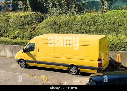 Allemagne - 4 septembre 2022: Vue d'en haut de la nouvelle fourgonnette jaune Mercedes-benz sprinter dans un grand parking d'un entrepôt Banque D'Images