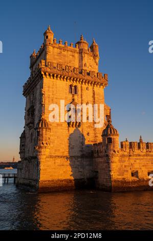 Tour Belem ou Tour St Vincent sur la rive du Tage au coucher du soleil, Lisbonne, Portugal Banque D'Images