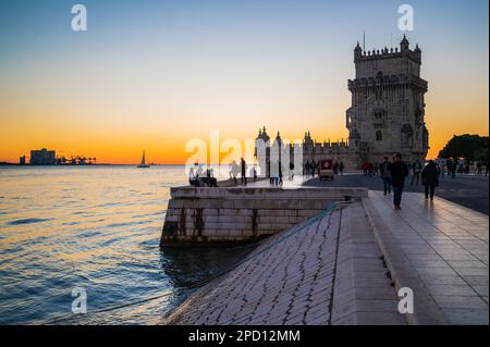 Tour Belem ou Tour St Vincent sur la rive du Tage au coucher du soleil, Lisbonne, Portugal Banque D'Images