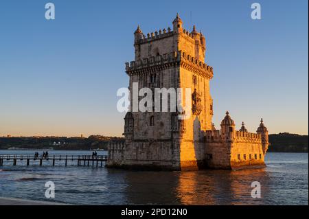 Tour Belem ou Tour St Vincent sur la rive du Tage au coucher du soleil, Lisbonne, Portugal Banque D'Images