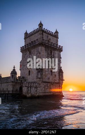 Tour Belem ou Tour St Vincent sur la rive du Tage au coucher du soleil, Lisbonne, Portugal Banque D'Images