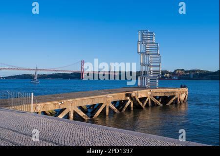 Sculpture Riverside Escultura de Luz et pont Ponte 25 de Abril au bord du Tage, Belem, Lisbonne, Portugal Banque D'Images