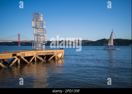 Sculpture Riverside Escultura de Luz et pont Ponte 25 de Abril au bord du Tage, Belem, Lisbonne, Portugal Banque D'Images