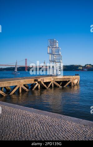 Sculpture Riverside Escultura de Luz et pont Ponte 25 de Abril au bord du Tage, Belem, Lisbonne, Portugal Banque D'Images