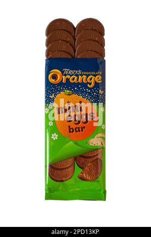 Le mini-bar à œufs orange chocolat Terry s'ouvre pour montrer le contenu isolé sur fond blanc Banque D'Images