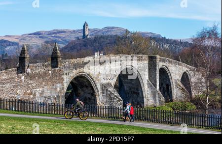 Stirling Old Bridge au-dessus de la rivière Forth, avec le monument Wallace visible en arrière-plan, dans la ville de Stirling en Écosse Banque D'Images