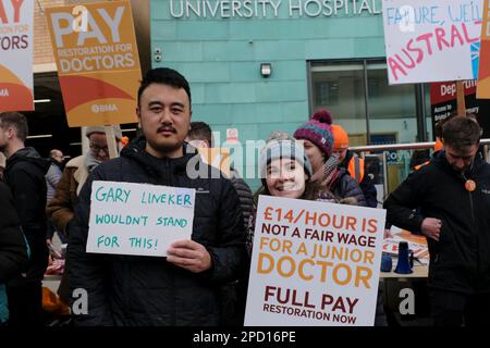 Bristol, Royaume-Uni. 14th mars 2023. Deuxième jour de la grève de 72 heures des médecins juniors à l'appui d'une réclamation de salaire de 26%. Appuyée par la BMA et la HCSA, la demande de rémunération vise à rétablir le revenu perdu par des années d'augmentation de salaire inférieure à l'inflation. La photo montre des médecins à l'extérieur de l'infirmerie royale de Bristol. Crédit : JMF News/Alay Live News Banque D'Images